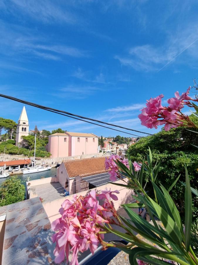 Narcis Central Apartment With Sea & City Views Veli Lošinj Eksteriør billede
