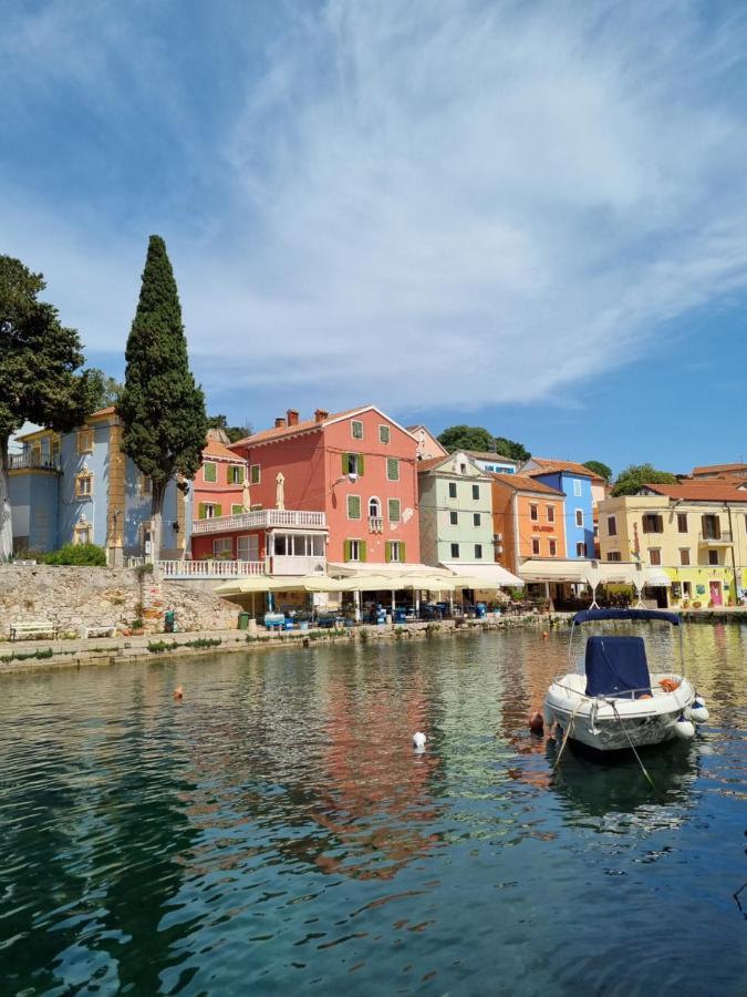 Narcis Central Apartment With Sea & City Views Veli Lošinj Eksteriør billede