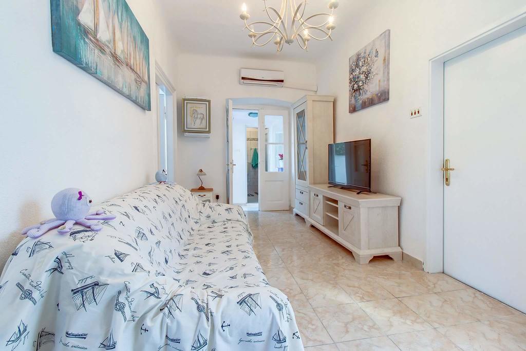 Narcis Central Apartment With Sea & City Views Veli Lošinj Eksteriør billede