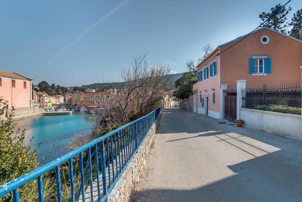 Narcis Central Apartment With Sea & City Views Veli Lošinj Eksteriør billede